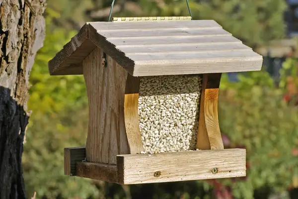 Hopper style bird feeder